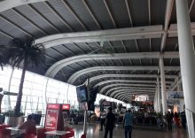 Emirates, Etihad among carriers facing Mumbai slot cuts